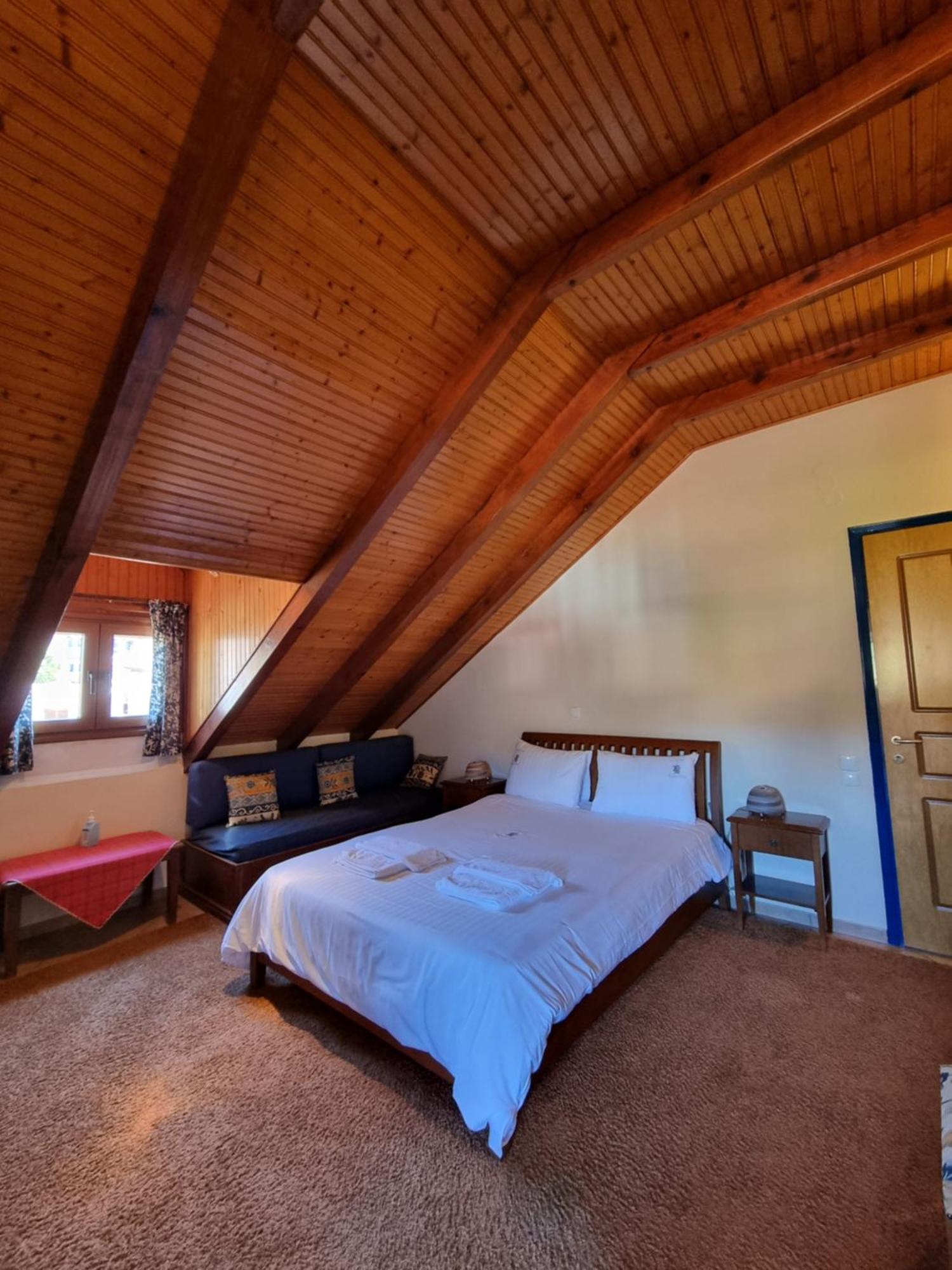 Kalavrita Krinides Apartment And Attics Pokoj fotografie